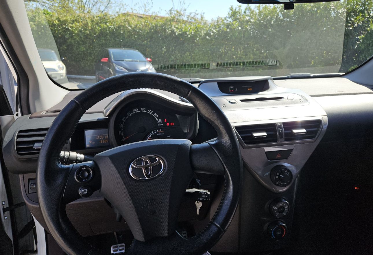 Toyota iq Sol + Fashion Pack 1000 cc